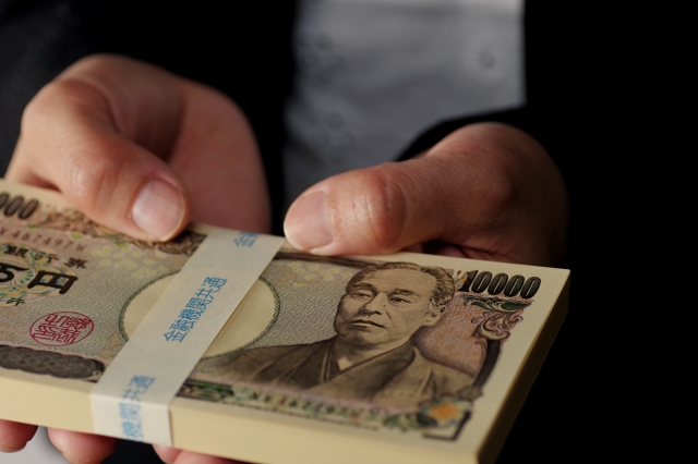闇金業者に大金を渡してしまう。三条市で弁護士に無料相談して解決へ